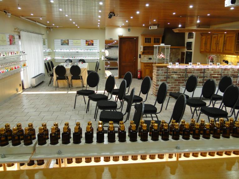 Salle de réunion gratuite pour vos présentations à la Parfumerie ÔÔ Paradis des Sens à Walcourt